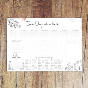 Desk pad DIN A2, One Day at a time, 25 sheets, 90gr natural paper, mindfulness in everyday life, home office, weekly planner, office