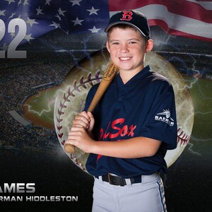 Op de afbeelding: Een jonge jongen draagt een blauw baseballuniform met de tekst "Red Sox" en "Barrier" erop. Hij houdt een houten honkbalknuppel vast en staat voor een honkbalveld met een Amerikaanse vlag op de achtergrond. Het nummer "22" staat in de linkerbovenhoek van de afbeelding. De tekst "Campus Tour Baseball 2021" staat aan de rechterkant van de afbeelding. De tekst "JAMES NORMAN HIDDLESTON" staat onderaan de afbeelding.