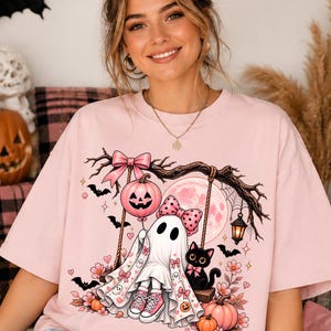 Diseño de Coquette Pink Ghost & Floral Swing - Magia rosa de Halloween - Diseño de camiseta / Camiseta de Halloween PNG (Descarga digital)