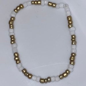 Weißes und goldenes Armband