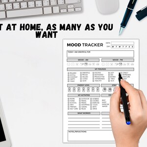 K&ouml;nnte beinhalten: Ein druckbarer Stimmungs-Tracker mit Abschnitten f&uuml;r t&auml;gliche Dankbarkeit, Stimmung, Gef&uuml;hle, Energieniveau, Stresslevel, Aktivit&auml;ten und was funktioniert hat. Der Tracker enth&auml;lt einen Abschnitt f&uuml;r Datum und Wochentag.