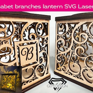 Könnte beinhalten: Zwei aus Holz gefertigte, lasergeschnittene Laternen mit filigranen Blumenmustern. Die Laterne links hat einen Buchstaben "B" in der Mitte. Die Laterne rechts hat ein offeneres Design. Beide Laternen sind mit Kerzen im Inneren beleuchtet.