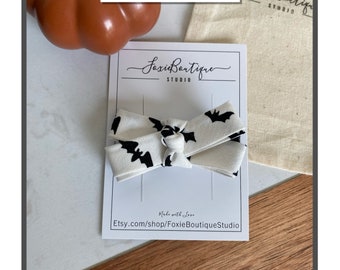 Crisscross Schleife mit geknoteter Mitte, Halloween Schleife, Fledermaus Schleife, Halloween Haarspange, Halloween Haarband, Halloween Haarschmuck