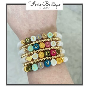 Pulsera de nombre / palabra: Personaliza la pulsera Speak to Me con cuentas de letras coloridas con cuentas de acento y cuentas Heishi de vinilo de mármol nacarado