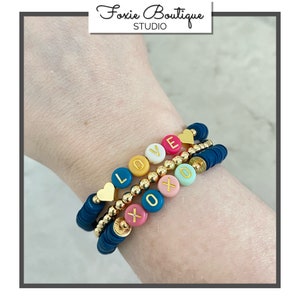 Pulsera Háblame: LOVE OR XOXO Cuentas de letras coloridas con cuentas de acento y cuentas heishi de vinilo azul marino
