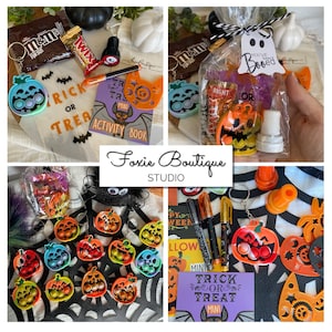 Puede incluir: Una colección de favores de fiesta de Halloween, que incluyen un llavero pop-it con forma de calabaza, un pequeño libro de actividades, una bolsa con forma de fantasma con el texto "You've Been Booed", y una variedad de otros artículos con temática de Halloween.