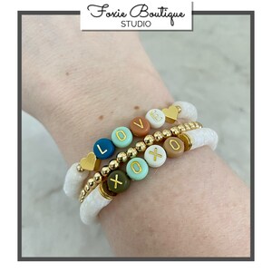 Pulsera Háblame: LOVE & XOXO- Cuentas de letras coloridas con cuentas de acento y cuentas heishi de vinilo jascenteizado nacarado