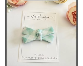 Crisscross Bow with Knotted Center