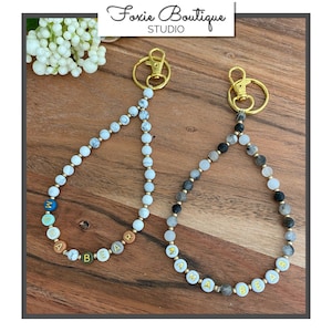 Llavero de pulsera con cuentas de piedra y letra, llavero de pulsera (Día de la Madre, Graduación, Maestro, Cumpleaños, Aniversario, Regalo de novia/dama de honor)