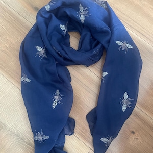 Bumble Bee Scarf in Navy, Letterbox Gift for her, Bee Present, Ladies Lightweight Scarf Wrap, Ladies Bumble Bee Gift, Bumble Bee Lover