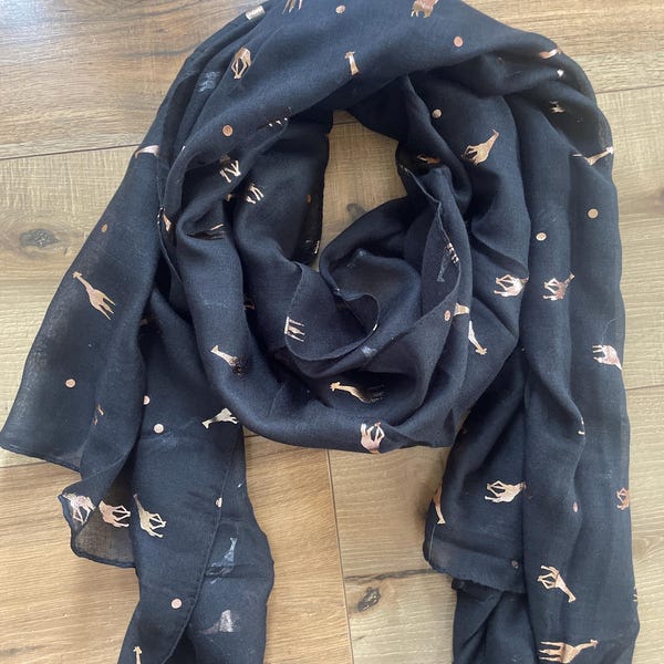 Giraffe Scarf in Black, Letterbox Gift for her, wildlife zoo Present, Ladies Lightweight Scarf Wrap, Ladies Giraffe Gift