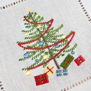 Christmas Tree Machine Embroidery Design, 4 sizes Christmas tree with presents, Christmas China complementary design