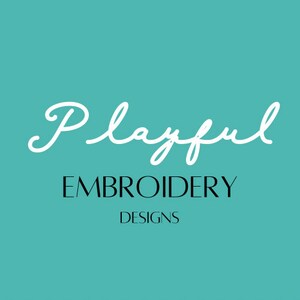 Peut inclure: Logo Playful Embroidery Designs avec une police cursive blanche sur un fond turquoise.