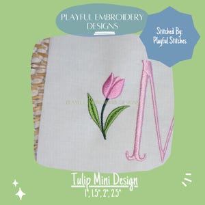Könnte beinhalten: Weißer Stoff mit einer rosa gestickten Tulpe und dem Buchstaben "N". Das Design enthält den Text "Playful Embroidery Designs", "Tulip Mini Design" und "Stitched By: Playful Stitches". Die Größen sind 2.5 cm, 3.8 cm, 5 cm und 6.4 cm.