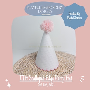 Pode incluir: Um chapéu de festa branco com um pompom rosa e uma borda ondulada. O chapéu tem um padrão de bolinhas e está rotulado como "ITH Scalloped Edge Party Hat". O texto "Playful Embroidery Designs" e "Stitched By: Playful Stitches" também são visíveis.