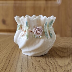 Cache pot Belleek Carlingford irlandais vintage en porcelaine fait main à Fermanagh en Irlande