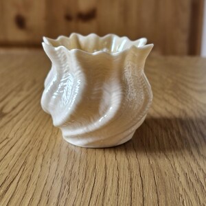 Pot Belleek irlandais vintage à motif coquillages torsadés en porcelaine fait main à Fermanagh en Irlande