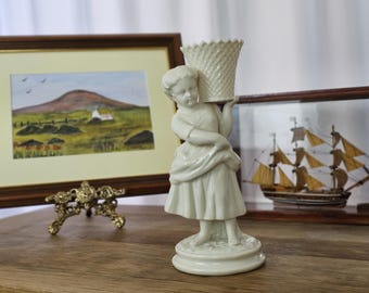 Estatueta vintage Belleek de menina carregando uma cesta, porcelana tradicional irlandesa feita à mão em Fermanagh, Irlanda.