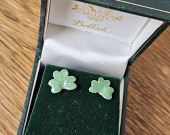 Pendientes vintage de trébol de porcelana irlandesa Belleek, hechos a mano en Fermanagh, Irlanda.