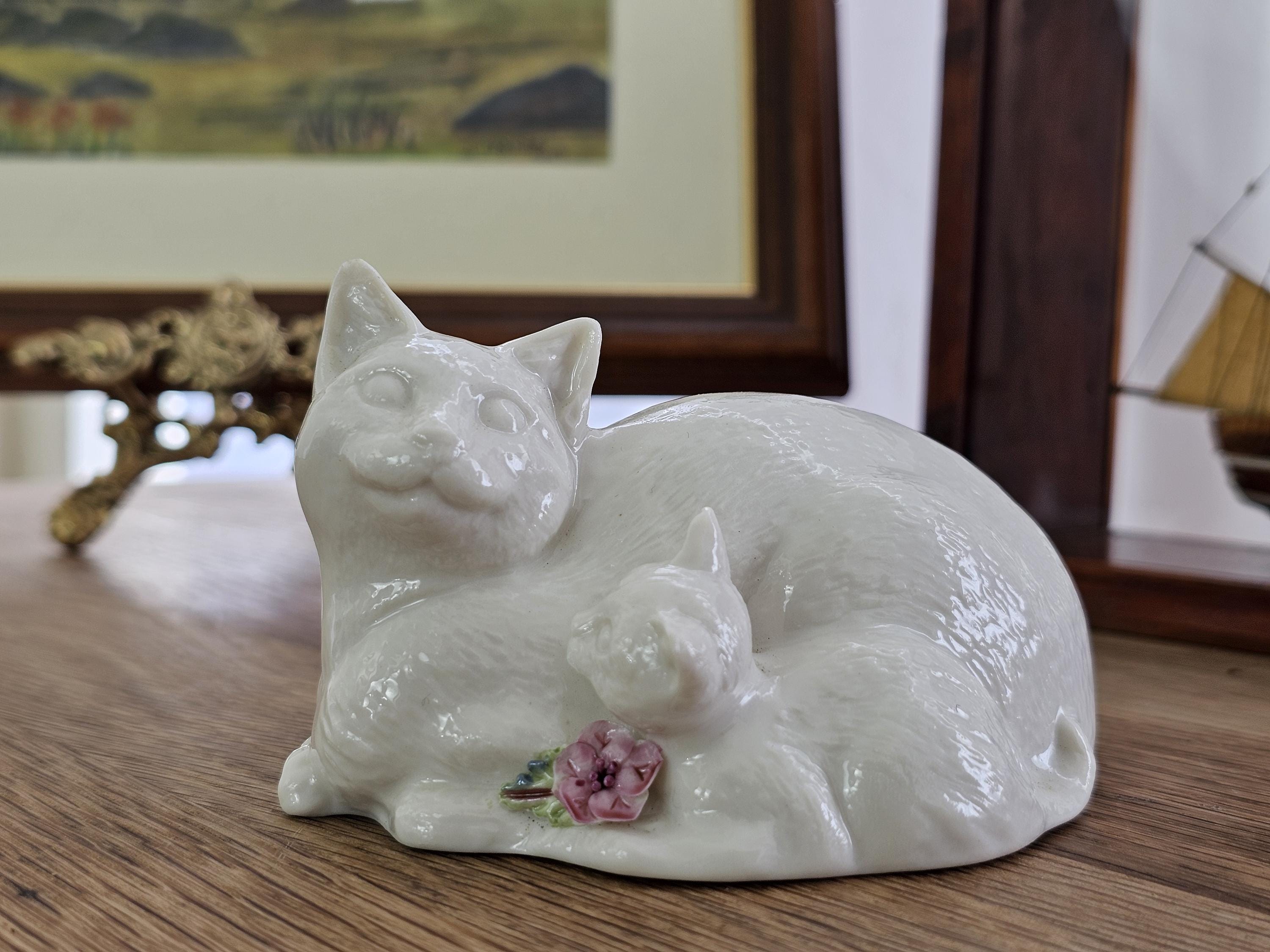 Belleek ベリーク Quizzical ヴィンテージ 陶器 猫 フィギュリン フィギュア セラミック 置物 インテリア 装飾 アイルランド 93281 Quizzical ヴィンテージ 猫のフィギュリン｜ベリーク Belleek Pottery