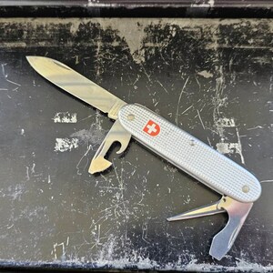 VERY RARE))) VINTAGE VICTORINOX HUNTSMAN WHITE GENUINE SCALES