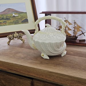 Vintage Belleek Neptunus eller Nautilus Tekanna Irländsk Parian Porslin Samlarpresent från Irland