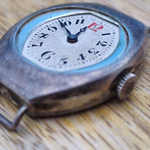 Orologio da donna in argento degli anni &#39;10 della prima guerra mondiale, raro da trovare per pezzi di ricambio o riparazioni.