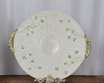 Vintage Ierse Belleek porseleinen ronde taart serveerschaal met mandvlechtwerk en klaver