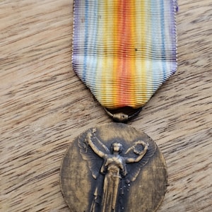 Original  WW1 French Military Medal Award During the first World War.