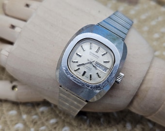 Working Vintage Luxor Automatic Gold Tone Women display picture 2