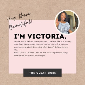Puede incluir: Un gr&aacute;fico rosa y blanco con el texto "Hey there Beautiful! I'M VICTORIA." y "THE CLEAN CURE". El gr&aacute;fico presenta una foto de una mujer con cabello oscuro y una camisa a rayas.