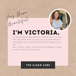 Pu&ograve; includere: Una grafica rosa e bianca con il testo "Hey there Beautiful! I'M VICTORIA." e "THE CLEAN CURE". La grafica presenta una foto di una donna che sorride e saluta con la mano con un vestito a righe blu e bianche.