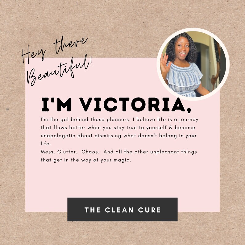 Pu&ograve; includere: Una grafica rosa e bianca con il testo "Hey there Beautiful! I'M VICTORIA." e "THE CLEAN CURE". La grafica presenta una foto di una donna che sorride e saluta con la mano con un vestito a righe blu e bianche.