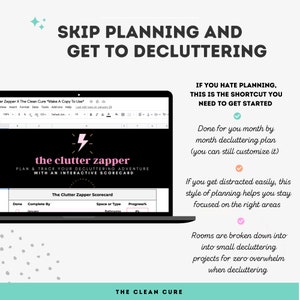 Pu&ograve; includere: Uno schermo di laptop che mostra un piano di decluttering chiamato "The Clutter Zapper". Il piano &egrave; una guida di decluttering mese per mese con un punteggio interattivo. Il testo sullo schermo dice "Skip Planning and Get to Decluttering".