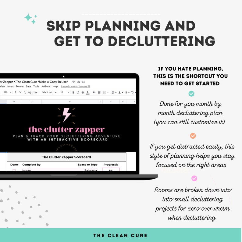 Pu&ograve; includere: Uno schermo di laptop che mostra un piano di decluttering chiamato "The Clutter Zapper". Il piano &egrave; una guida di decluttering mese per mese con un punteggio interattivo. Il testo sullo schermo dice "Skip Planning and Get to Decluttering".