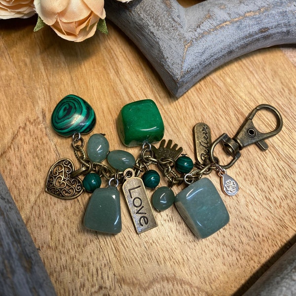 Charm de sac en cristal, porte-clés avec cristaux d'aventurine et de malachite et amour, coeur, croyance, main et fermoir mousqueton couleur bronze antique