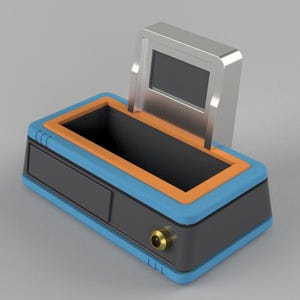 Op de afbeelding: Een blauw en oranje apparaat met een klein scherm en een sleuf voor een kaart. Het scherm is open en het apparaat heeft een zwarte basis.