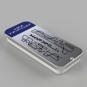 Op de afbeelding: Een zilveren metalen blik met een blauw label waarop "7MMN1L07" staat en een zwart grafisch ontwerp aan de voorkant. Het blik heeft een kleine zilveren schroef aan de zijkant.