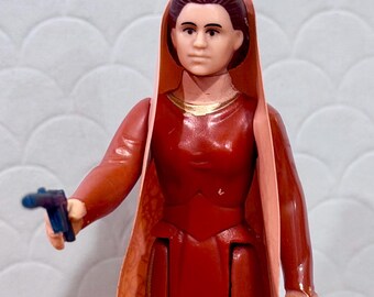 Vintage 1980 Star Wars Princess Leia Organa Bespin Gown Kenner Action Figure with Weapon, Gold Crew Neck