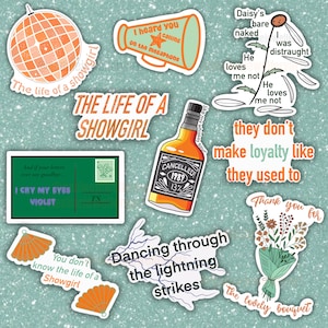 Könnte beinhalten: Eine Sammlung farbenfroher Aufkleber mit verschiedenen Designs und Texten. Designs umfassen eine Discokugel, ein Megaphon, eine Whiskeyflasche, eine Postkarte, einen Blumenstrauß und Sätze wie "The life of a showgirl" und "Dancing through the lightning strikes."