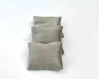 Cuscino in seta beige in miniatura per casa delle bambole