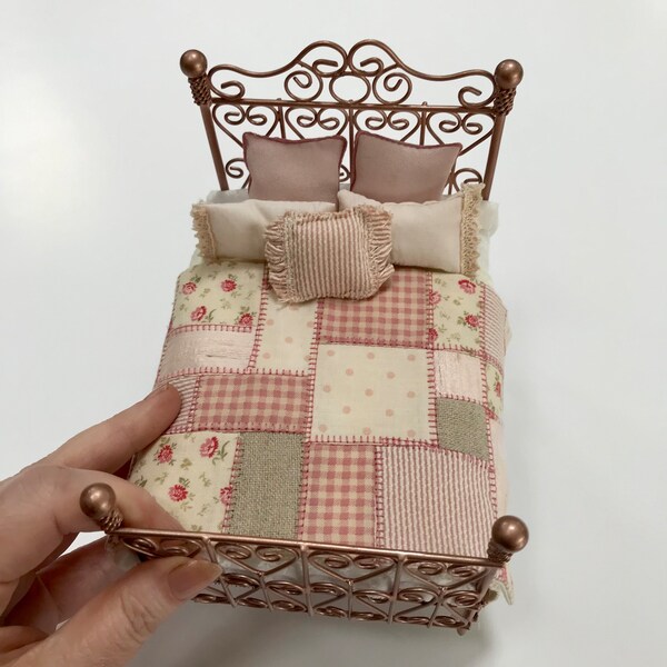 Vintage style patchwork quilt (pinks)