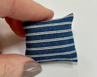 Almohada miniatura de rayas azul marino
