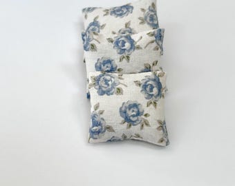 Cuscino in miniatura blu chintz per casa delle bambole