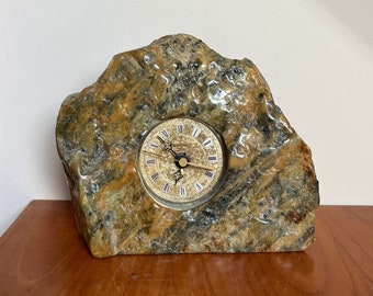 Stein-Uhr mit W-Germany Markung – Goldfarbenes Ziffernblatt für zeitlose Eleganz - Art. 701