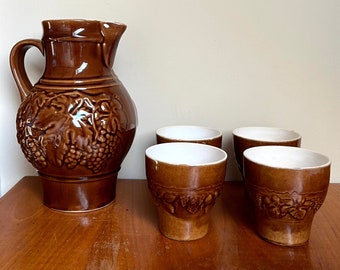 Saftkrug mit 4 Bechern: Braun, weiße Innenglasur, florales Motiv - Vintage Getränke-Set - Art. 513