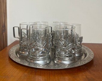 Elegantes Teeglas-Set mit Tablett und reich verzierten Metallfassungen - Art. 815