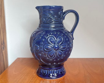 Stilvoller Krug mit Blauglasur und floralem Relief - Art. 785