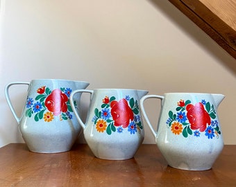 Vintage Krug-Set - schönes Blumenmotiv - blaue Glasur -  3 Krüge - Torgau Steingutwerk - Art. 150