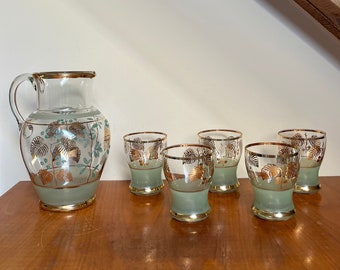 Wasserkrug und 5 Becher im Set – Grünes "Milchglas" mit goldenem Blätter-Muster und Ringen - Art. 716